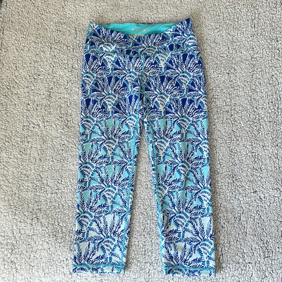 Lilly Pulitzer luxletic blue crop Weekender Leggings. “One of a kind” print sz S - Picture 6 of 12